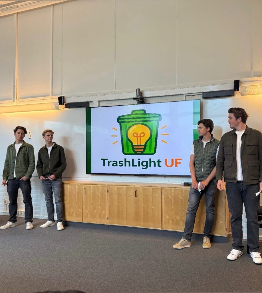 Teamet bakom TrashLight UF framför företagets logotyp